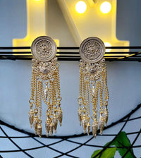 Dorado con cadenas